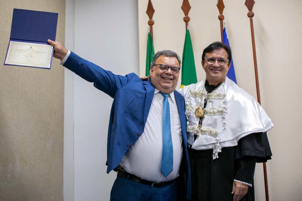 O título foi entregue em mãos pelo reitor a Augustino Lima Chaves, um dos cinco filhos de Luís de Gonzaga (Foto: Ribamar Neto/UFC Informa)